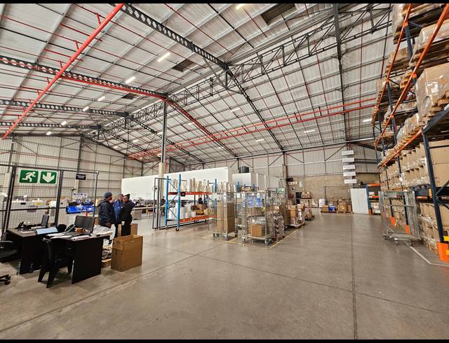 3,500M² WAREHOUSE TO LET IN LONGLAKE
